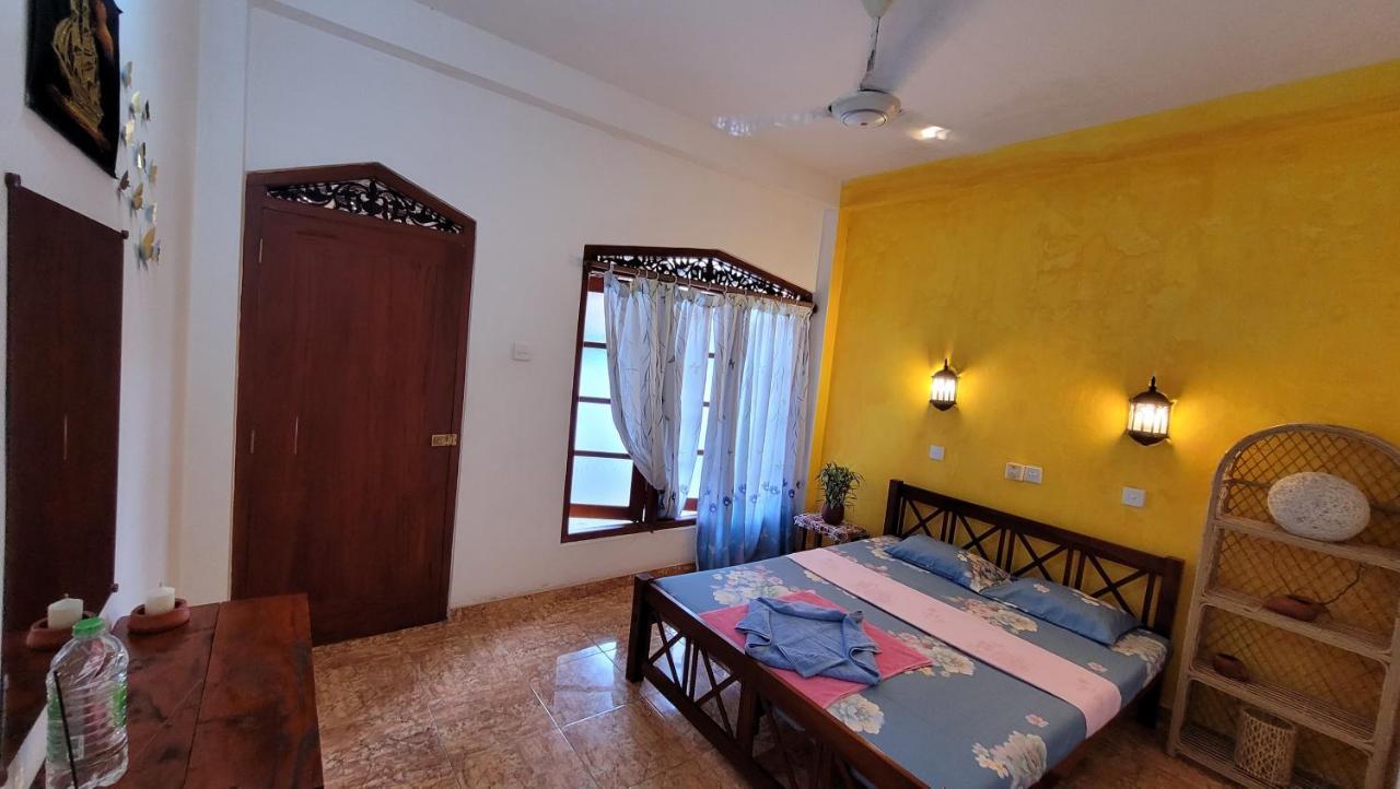 Malika'S Yellow House Hikkaduwa Kültér fotó