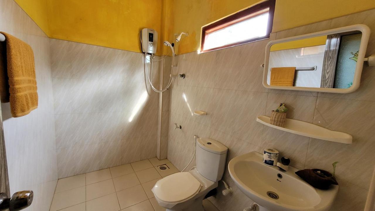 Malika'S Yellow House Hikkaduwa Kültér fotó