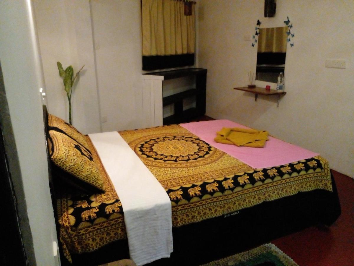 Malika'S Yellow House Hikkaduwa Kültér fotó