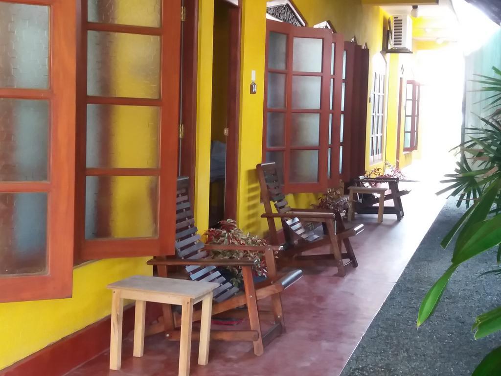 Malika'S Yellow House Hikkaduwa Kültér fotó