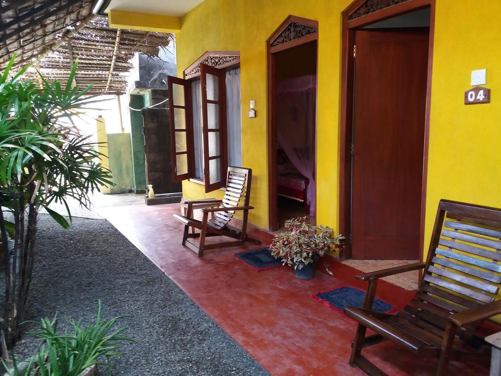 Malika'S Yellow House Hikkaduwa Kültér fotó